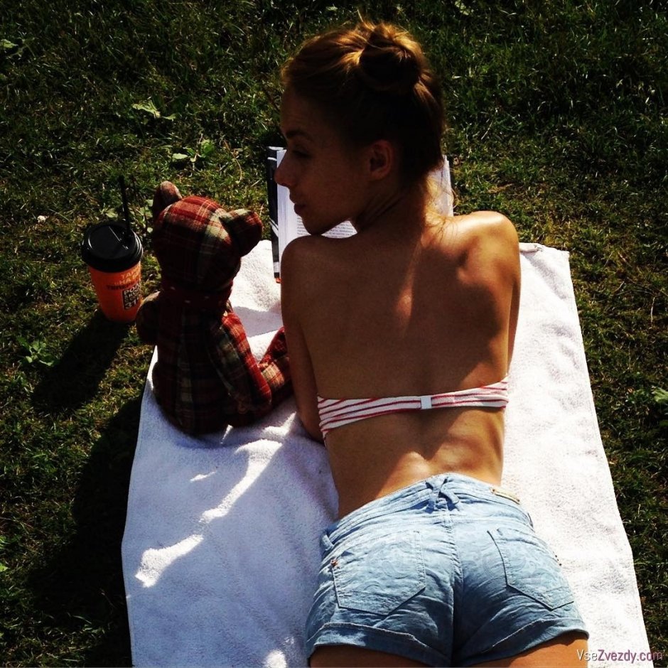 Девушка в шортах