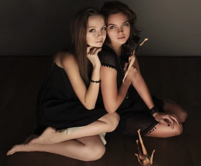 Сёстры близняшки