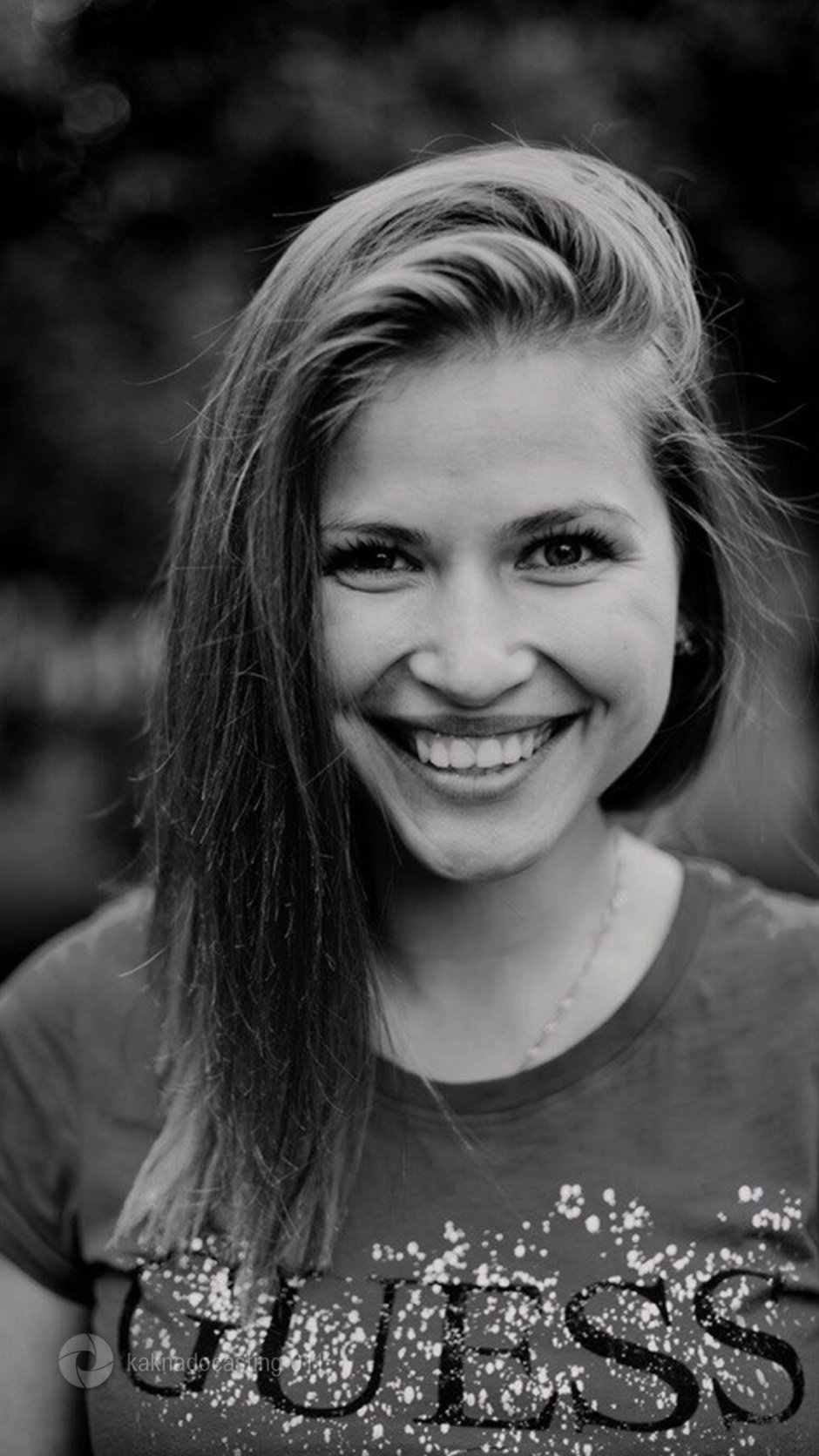 Улыбается девушка