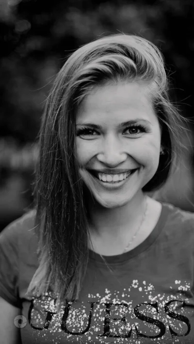 Улыбается девушка