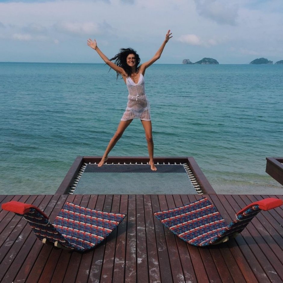 Равшана куркова на пляже