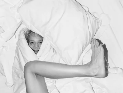 Девочка в кровати