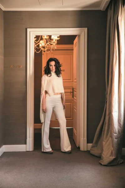 Белый брючный костюм