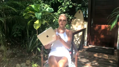 Елена летучая засветила грудь