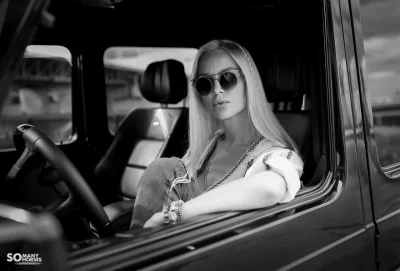 Девушка в машине