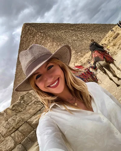 Ведущая орел и решка