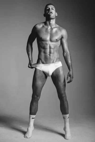 Красивый мужчина в красивых трусах