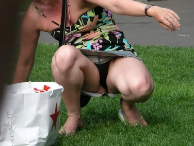 Женщина засветила трусики