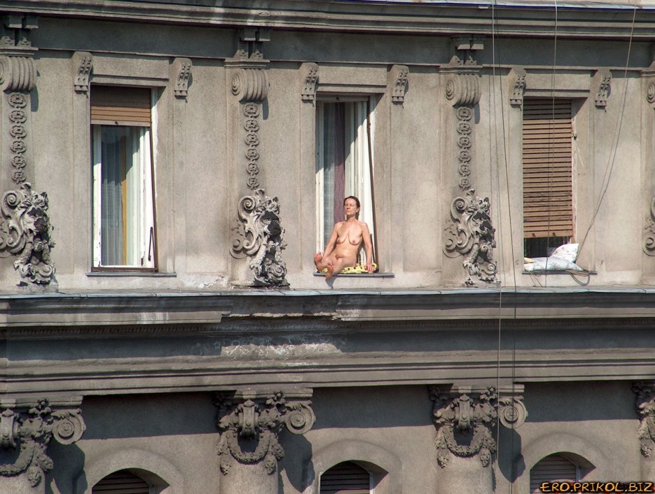 Голые женщины в окнах домов