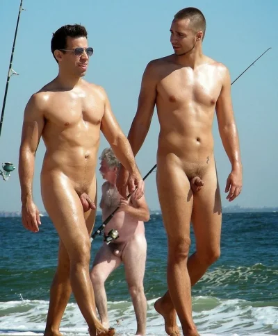 Голые мужчины на пляже