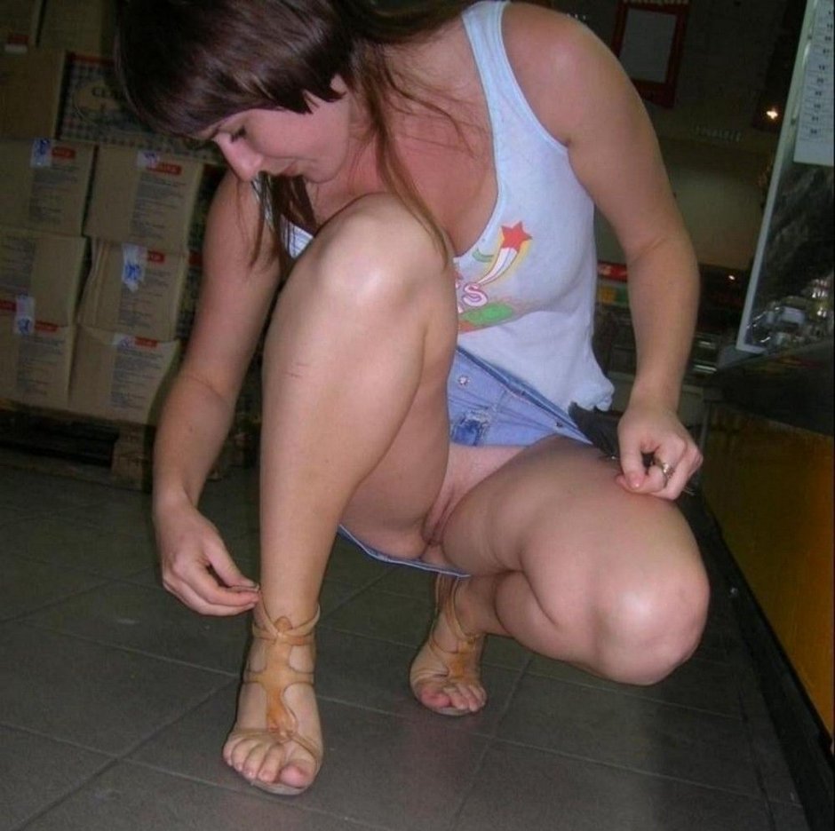 В колготках без трусов