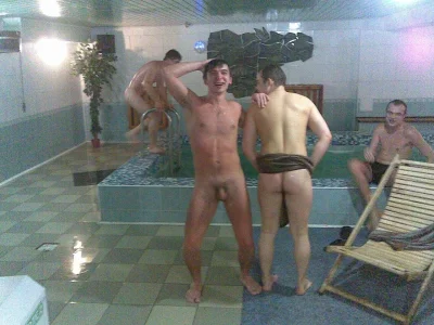 Голые мужчины в общественной бане