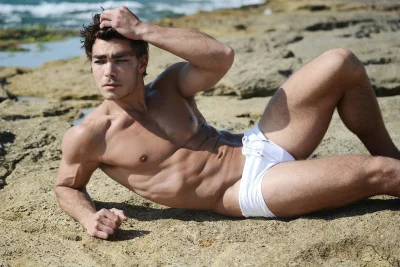 Мужчины в плавках на пляже