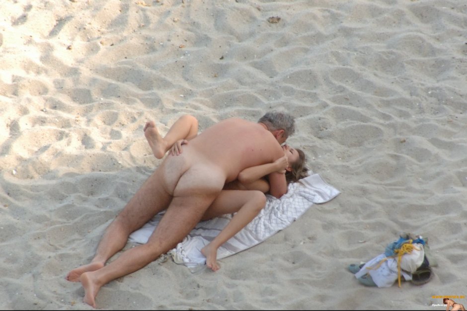 Отдыхает на пляже