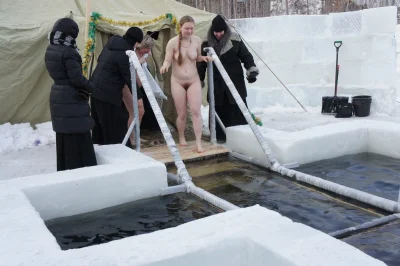 Купание в проруби на крещение голые