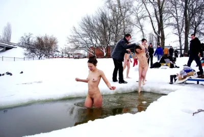 Купание голышом при публике