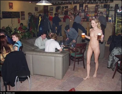 Голые в кафе