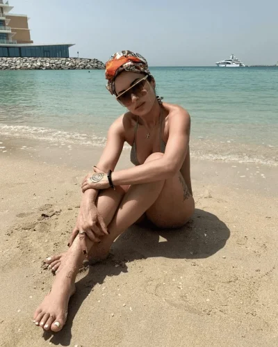 На пляже в купальниках