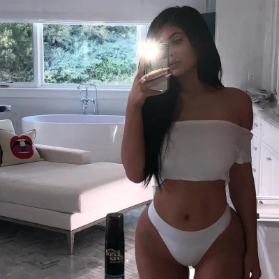 Кайли дженнер в зеркале