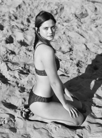 Бонни райт в купальнике