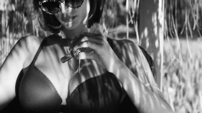 Стройная брюнетка