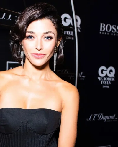 Ведущая орел и решка