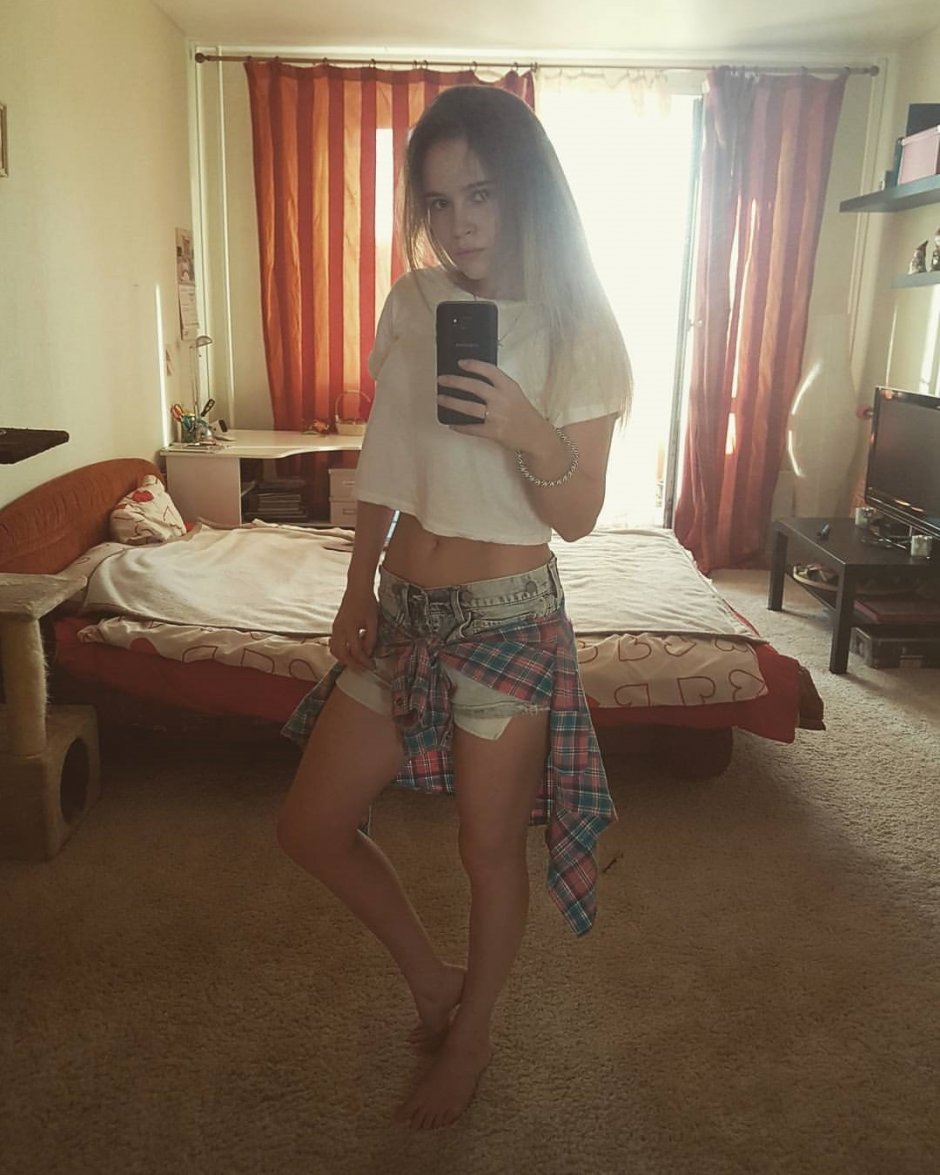 Девушка и женщина