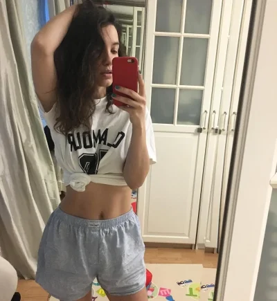 Девушка в шортах дома