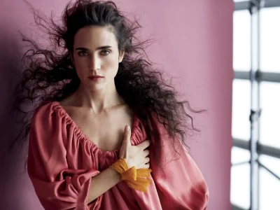 Актриса брюнетка