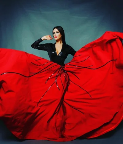 Женщина в красном платье
