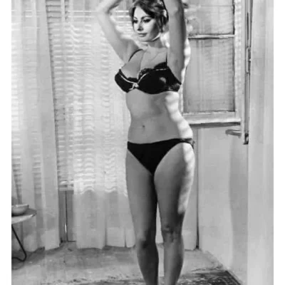 Софи лорен в молодости купальнике