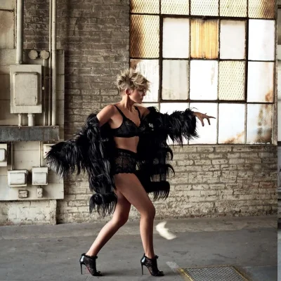 Шэрон стоун костюм с перьями