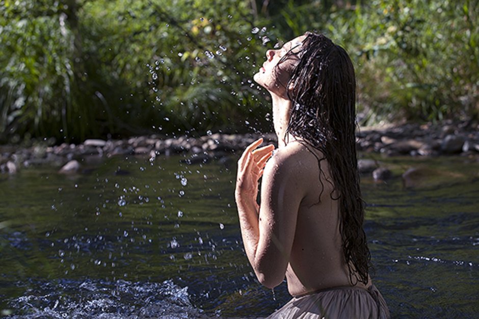 Девушка в воде