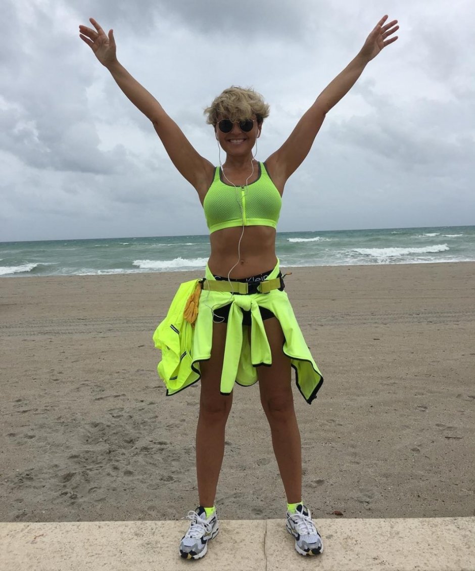 Анжелика варум в купальнике