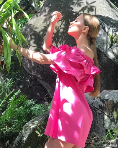 Платье с воланами на плечах