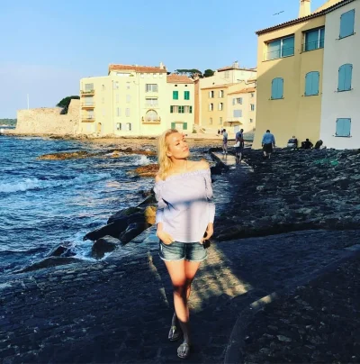 Красива девушка