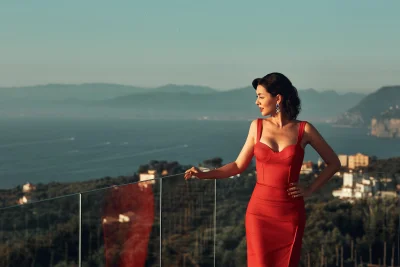 В красном платье