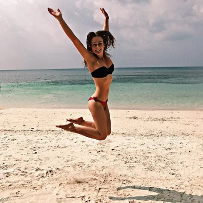 Радостная девушка в купальнике