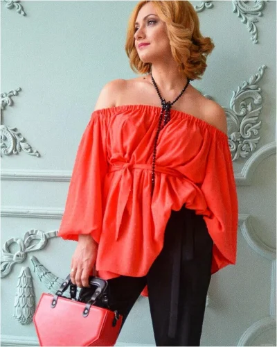 Блуза с открытыми плечами