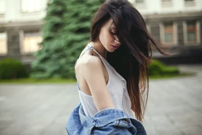 Девушка брюнетка