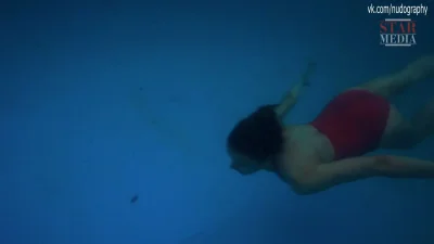 Под водой в бассейне