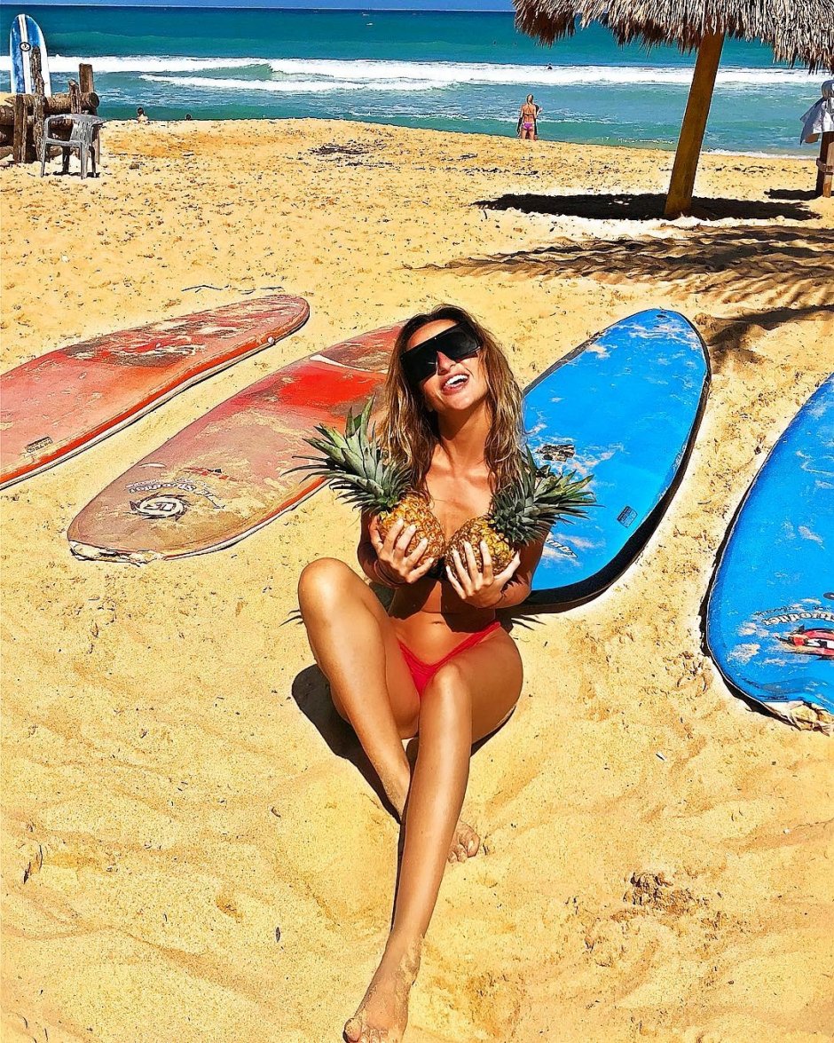 На пляже в купальниках