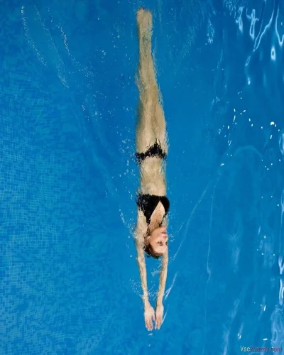 Девушка в бассейне