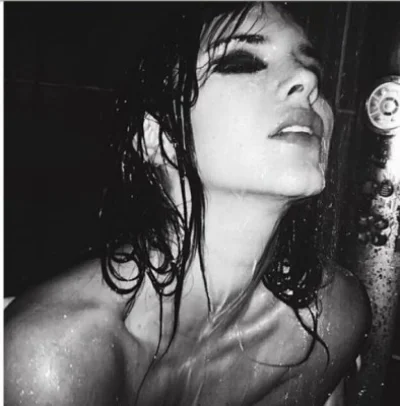 Девушка с мокрыми волосами