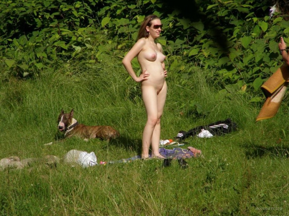 На природе голая