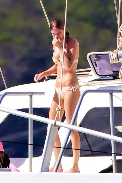 Аврил лавин бикини