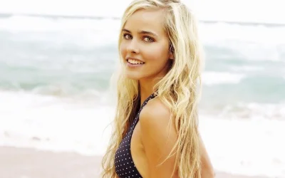 Изабель лукас в купальнике