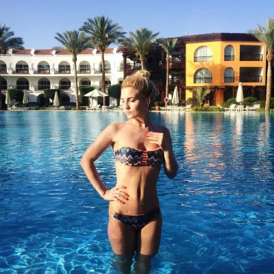 Телеведущие в купальниках