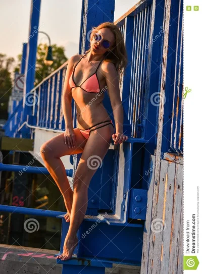 Фотомодели в купальниках