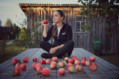 Яблоки в саду